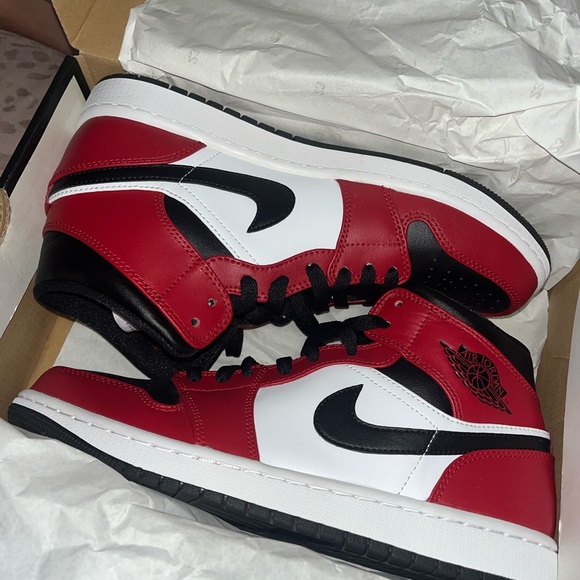 Nike Air Jordan 1 Mid Red Black White Shoes - Picture 2 of 3